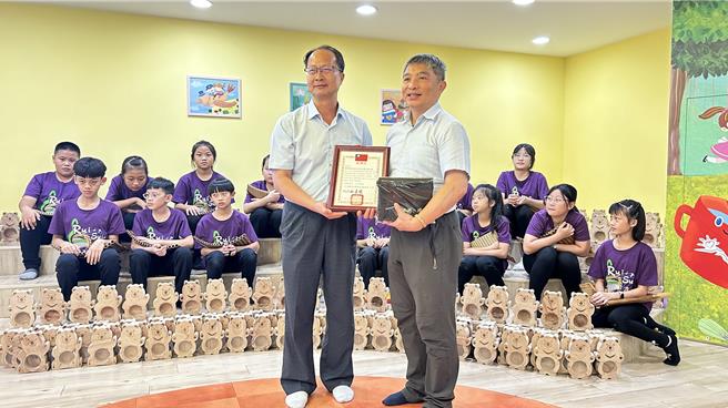 瑞穗国小校长林嘉镇(左)致赠感谢状给林业保育署花莲分署长黄群策(右)。（林业保育署花莲分署提供／王志伟花莲传真）