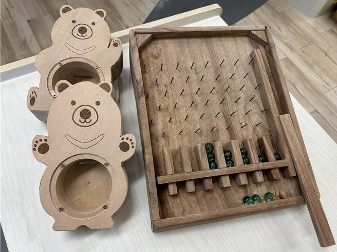 老樟树移除后，树材制成存钱筒、弹珠台。（林业保育署花莲分署提供／王志伟花莲传真）