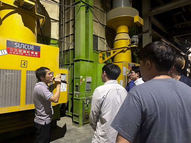 義守大學過去與新豐碾米廠及水稻農家合作，解決農業廢棄物問題，以及與格園社會企業合作開發智慧農業技術。(照片/義守大學提供) 