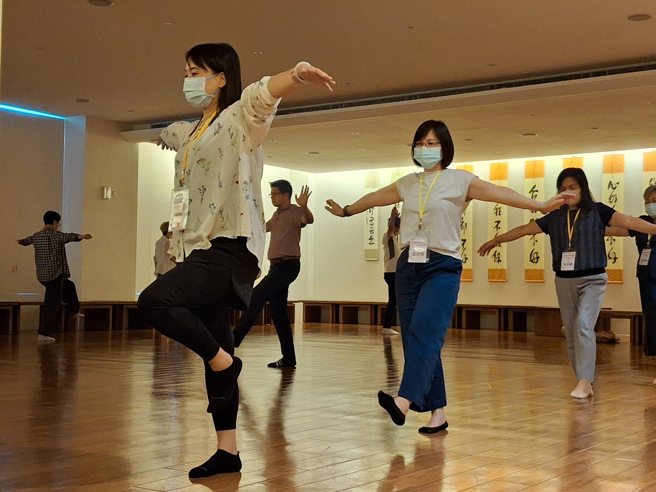 在課堂中妙詠法師更親自協助引導學員、提供書籍結緣及美味豐盛的茶點，讓整體課程進行更加順暢。(照片/南華大學提供)