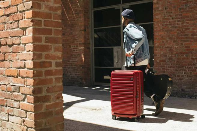 SOGO復兴馆LOJEL NEW CUBO FIT升级版扩充拉杆箱29.5吋，原价1万3800元，特价1万3000元。（SOGO提供）