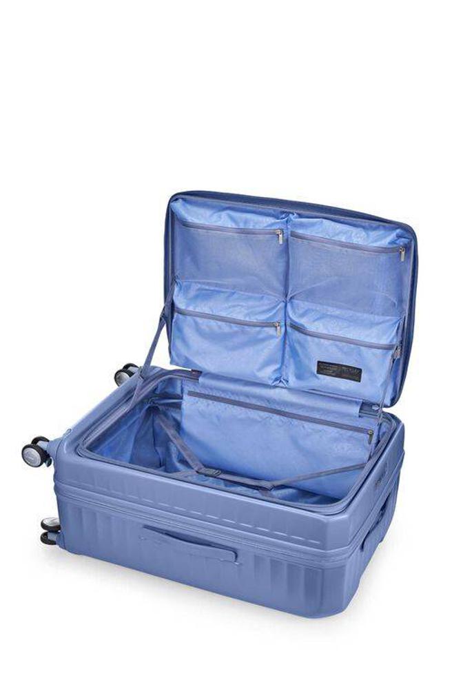 板桥大远百American tourister Frontec 28吋可扩充行李箱，特价1万800元。（远百提供）