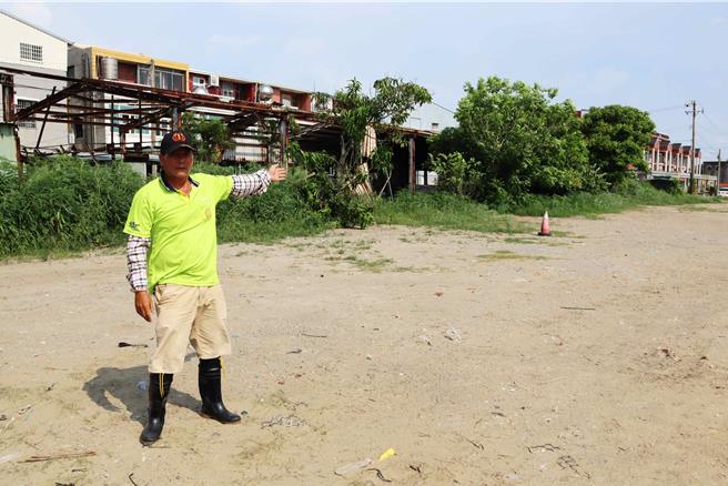 嘉义县布袋镇新塭一处閒置空地被光电业者承租下来要盖渔电共生案场，因与住宅区比邻，居民群起反对。（吕妍庭摄）