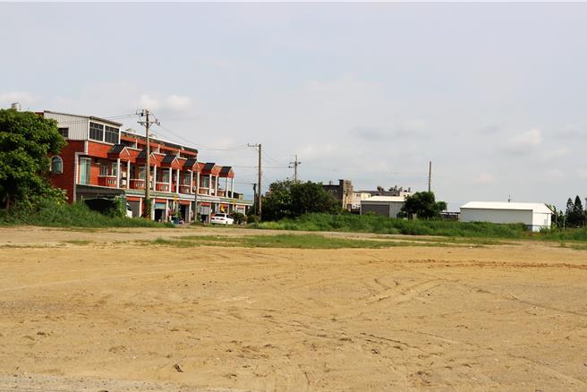 嘉义县布袋镇新塭一处閒置空地被光电业者承租下来要盖渔电共生案场，因与住宅区比邻，居民群起反对。（吕妍庭摄）