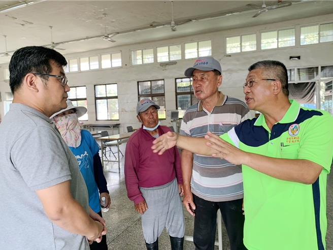 居民向业者好言劝说，建议业者在未投入大量资金前，先跟地主解约、设停损点。（吕妍庭摄）