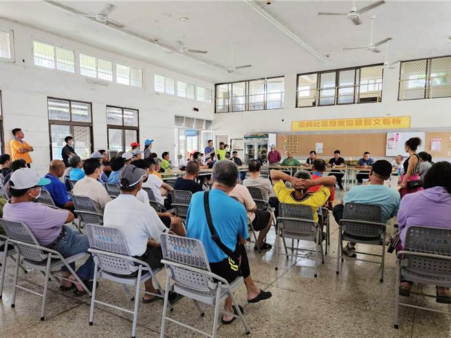 今下午县府邀业者和居民在新塭活动中心开协调会，包括布袋镇长蔡玮杰、多位里长及4、50位居民到场。（读者提供∕吕妍庭嘉义传真）