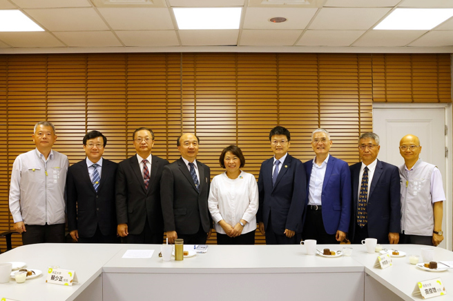 南華大學加入嘉義市府跨六校永續平台，展現永續能量，南華大學高俊雄校長(右3)與黃敏惠市長(中)、市府團隊及五校校長合影。(照片/南華大學提供)