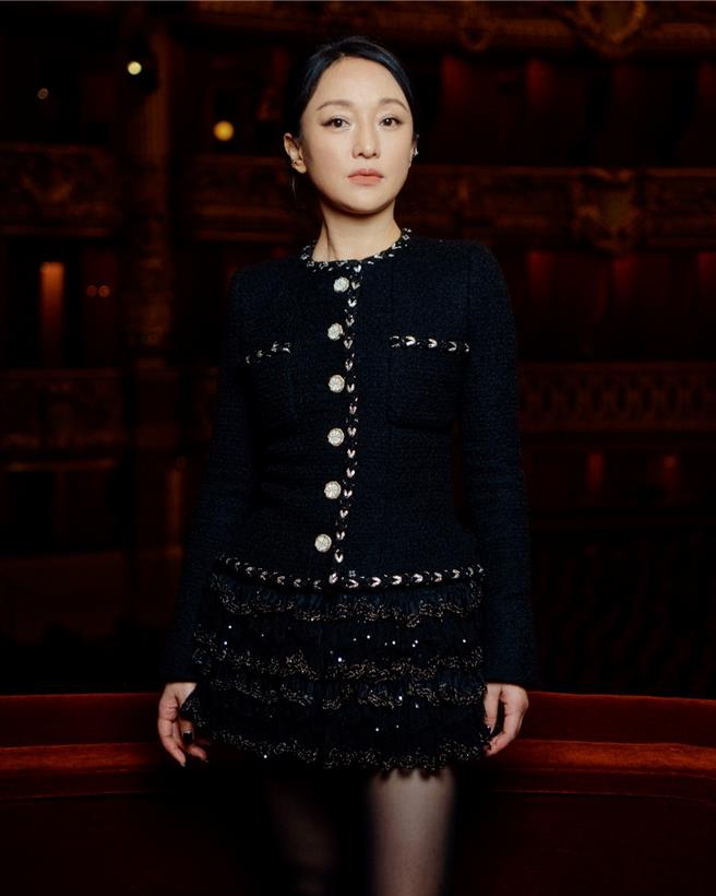 艺人周迅以CHANEL最为经典的斜纹软呢作品观秀，花卉刺绣让她浑身充满CHANEL DNA。（CHANEL提供／黄唯淯台北传真）