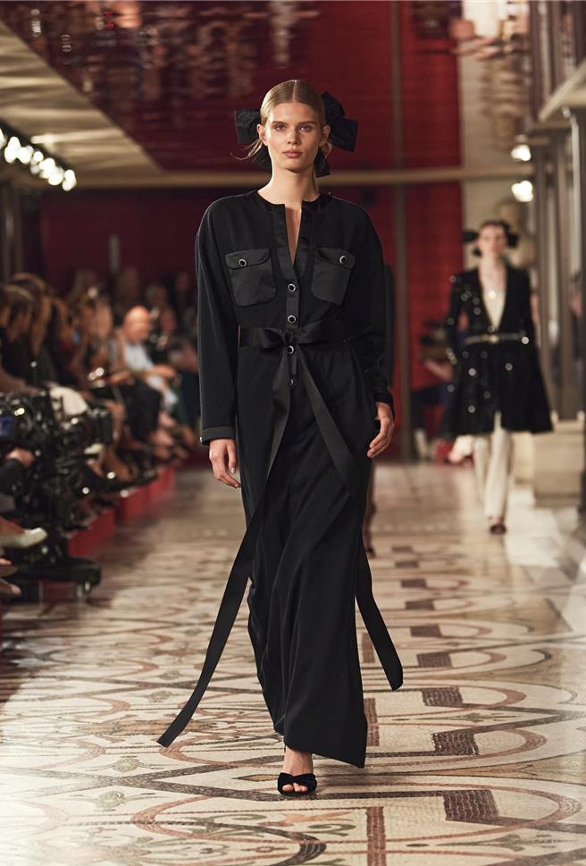 此次大秀作品，对称结构占了很重要的一环，视觉上平稳了，心也跟着平静了。（CHANEL提供／黄唯淯台北传真）