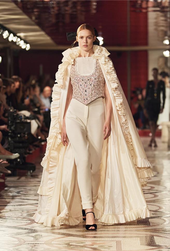 华丽与刺绣风格兼备的皇室风格，在这次高订作品中也不缺席。（CHANEL提供／黄唯淯台北传真）