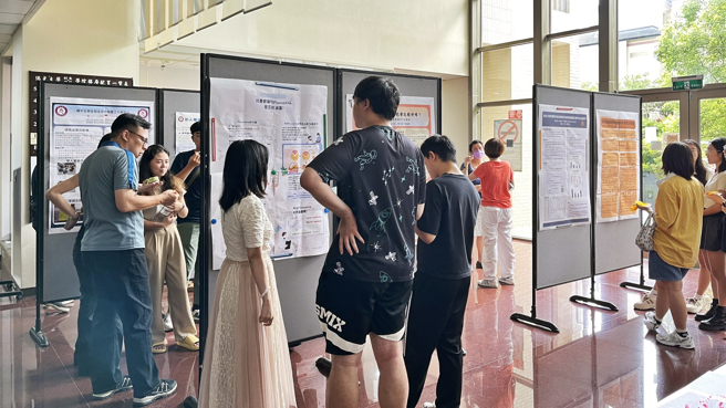 佛光大學心理學系今日舉辦「心理學系期末成果展暨臨床組授袍」，現場成果內容豐碩，包含24件心理學系學、碩士生的研究成果，展現心理學系多元的研究方向。(照片/佛光大學提供)