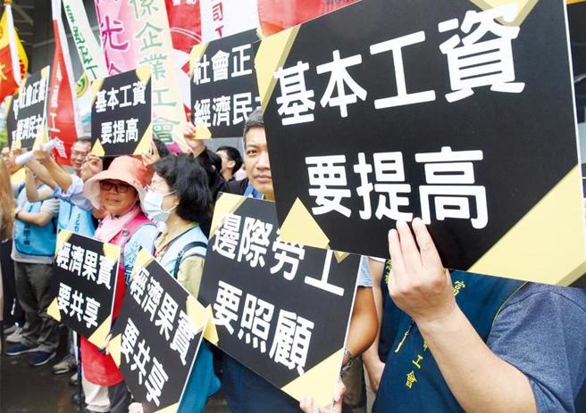 劳动部26日邀集委员召开首次最低工资谘询会，其中也报告基本工资实施对经济及就业状况影响报告，劳动部官员转述报告内容称近5年基本工资调整有益调高经常性薪资，而对失业率及消费者物价指数（CPI）影响则是微乎其微。（报系资料照）