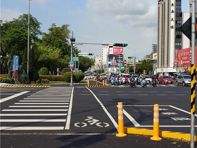 位於高雄市區中華五福圓環歷經改造，已開放機車、行人與自行車直行，受到周邊住戶、雄女學生好評。（任義宇攝）