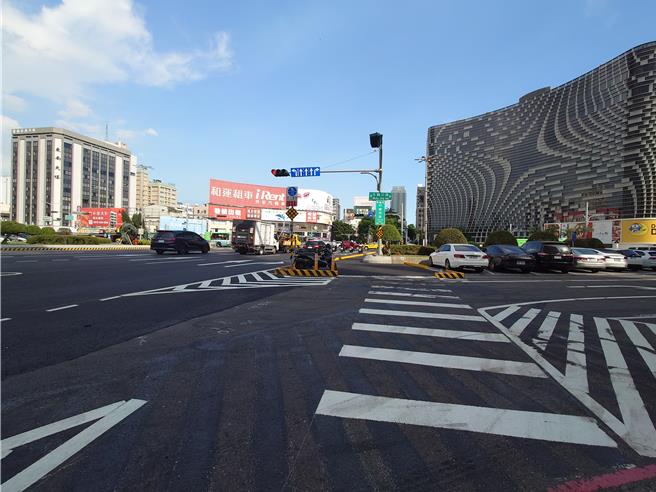 位於高雄市區中華五福圓環歷經改造，已開放機車、行人與自行車直行，受到周邊住戶、雄女學生好評。（任義宇攝）