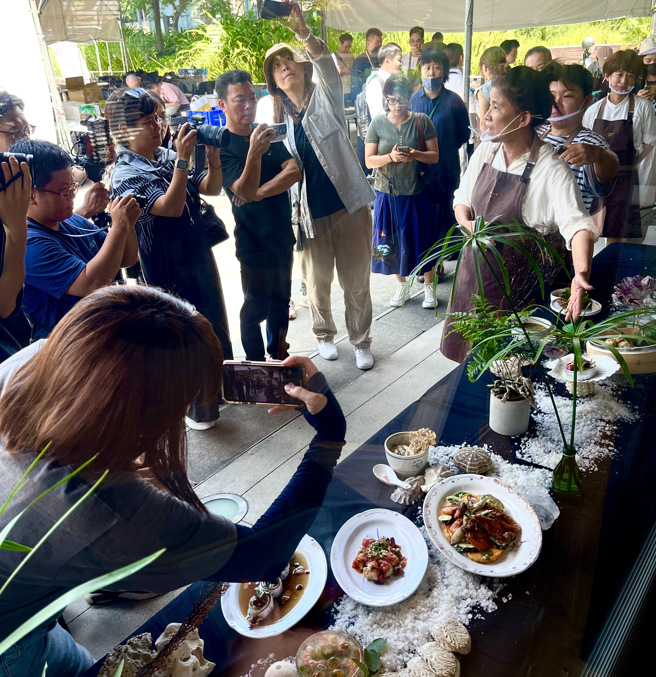 发表会现场由生态厨师逐一介绍永续料理创作理念。（图／政大社科院提供）