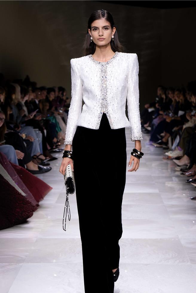 此季靈感從月光、從珍珠中找到不少靈感。（Giorgio Armani提供／黃唯淯台北傳真）