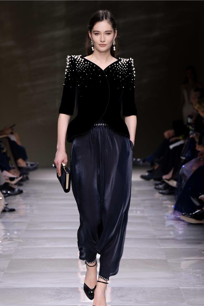 肩部線條強勢卻帶有明月般的柔和線條，是本季最大特徵。（Giorgio Armani提供／黃唯淯台北傳真）