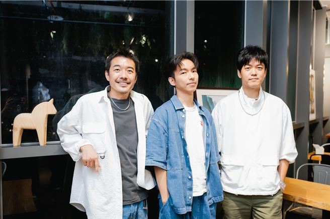 邹序（中）入围本届金曲奖「最佳新人奖」，前辈陈如山（左）、旭章送上祝贺。（WiFi Music 放飞音乐提供）