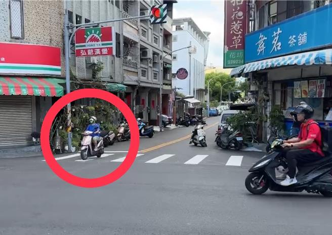机车骑士行经闪红灯路口未停车直接穿越路口，遭警方拦下开单，处1200元罚锾。（民眾提供／杨静茹南投传真）