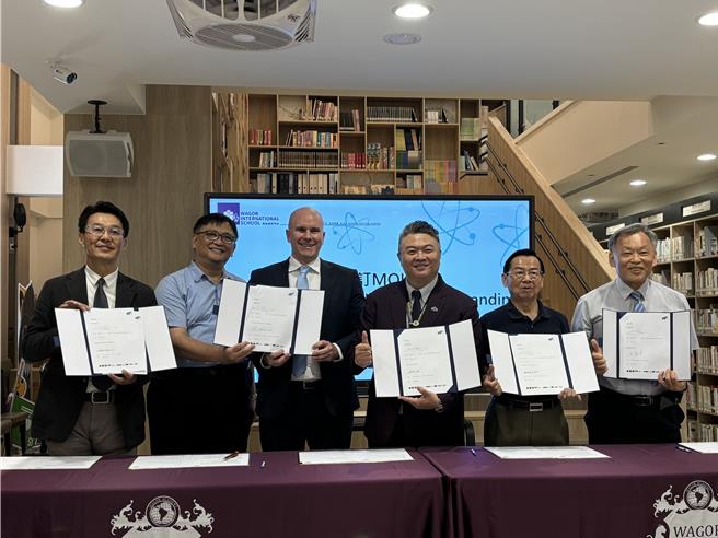 台中市葳格国际学校、东山高中、新民高中以及长亿高中、洛克威尔艺术实验学校等5所公私立学校26日与纽澳UP教育集团签署国际教育合作备忘录（MOU）。（冯惠宜摄）