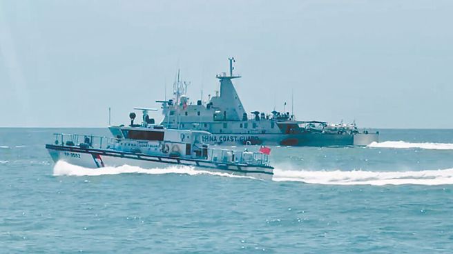 4艘大陆海警船25日清晨无预警直驱金门海域，一度逼近金湖成功海岸仅约5海浬，海巡署称立刻派出3艘海巡艇驱离至禁限制水域外，全程歷时约2小时。（海巡署提供）