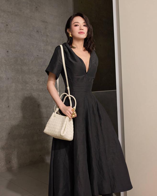 今年50岁的舒淇自带的气场、氛围，受到顶尖客层喜爱，不论是洋装、包款，同款单品都大热卖。（Bottega Veneta 提供）