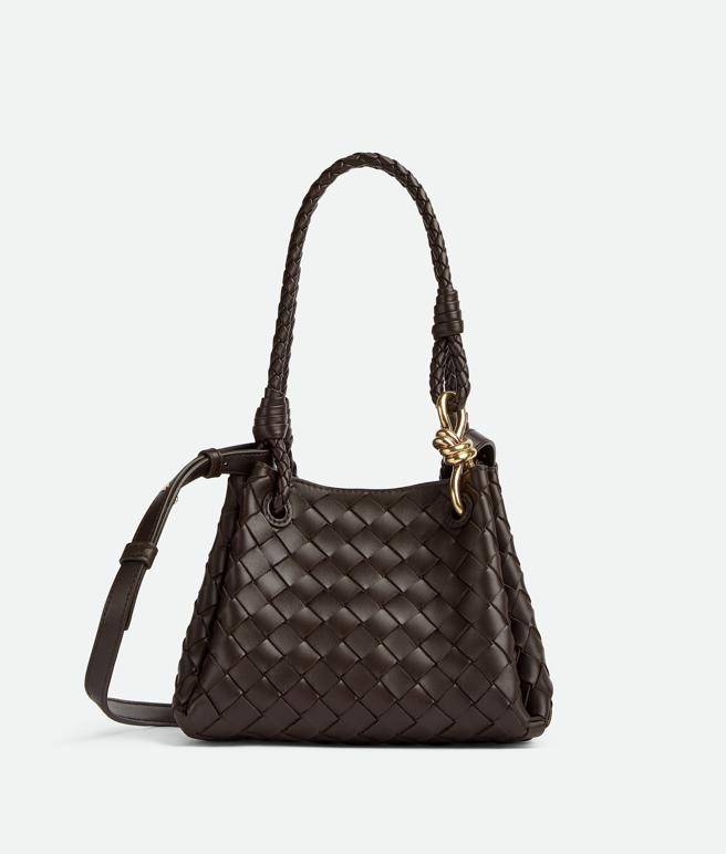 Bottega Veneta PARACHUTE 深棕色编织皮革肩背斜背包，12万5600元。（Bottega Veneta 提供）
