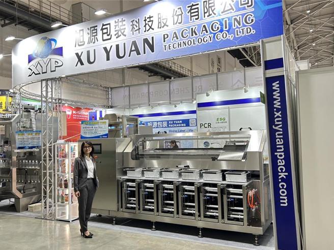 旭源参加台北国际食品设备展，展出智能全自动供料系统、高效节能套标机等机台，图为旭源总经理庄奕彤。图／旭源提供