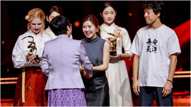 福原爱上台领奖绽放笑顏。（图／翻摄自福原爱微博）