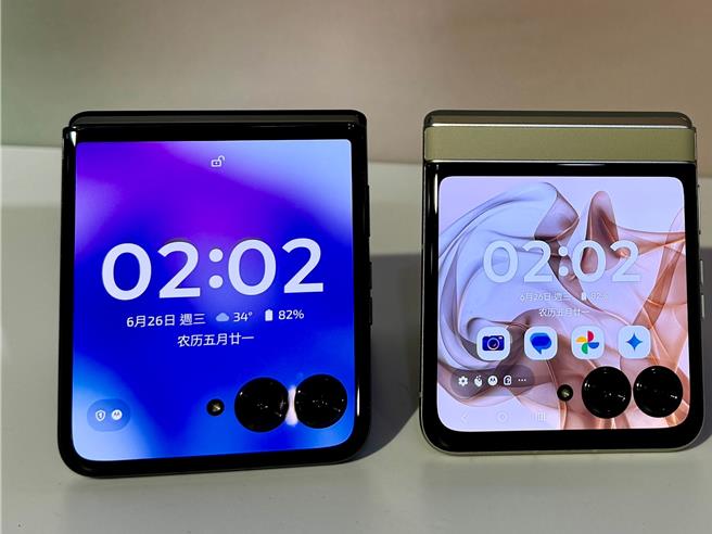 Motorola全新推出的AI折迭手机motorola razr 50 ULTRA（左）、 motorola razr 50。（古明弘摄）