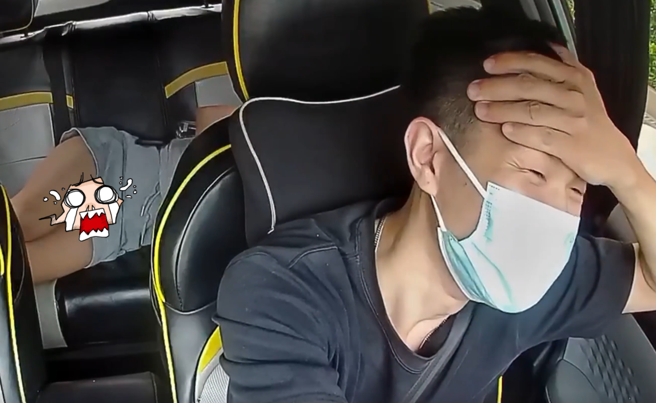 大陆有网约车司机载到一名短裙妹子，不料对方竟不顾「春光乍现」，豪放的在后座换姿势躺平。（图／翻摄自微博）