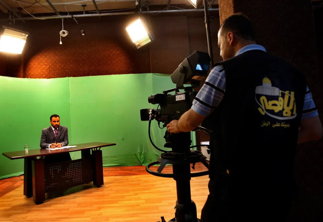 以色列將哈瑪斯經營的電視台員工，也視為恐怖份子，理由是他們利用這個身分，傳播情報給武裝份子。(圖/Al-Aqsa TV)