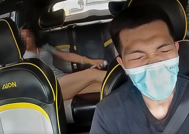 大陆有网约车司机载到一名短裙妹子，不料对方竟不顾「春光乍现」，豪放的在后座换姿势躺平。（图／翻摄自微博）