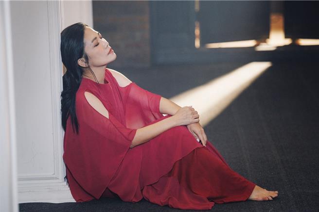 黄妃今年再度入围金曲奖「最佳台语女歌手奖」，成绩亮眼。（华特唱片提供）