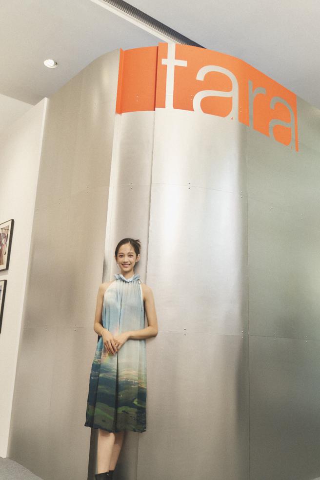 简嫚书七年后再度担任agnès b.的海洋大使，为品牌站台在远百信义A13举办的「Sailor’s eyes：TARA探险员视界」摄影展。（agnes b.提供）