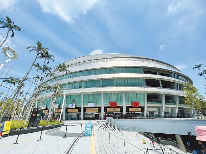 興建18年、斥資超過400億元的台北大巨蛋園區，主題餐廳25日正式開幕啟用，接下來商場、辦公、百貨、飯店、影城2027年前陸續開幕。圖／蔡惠芳