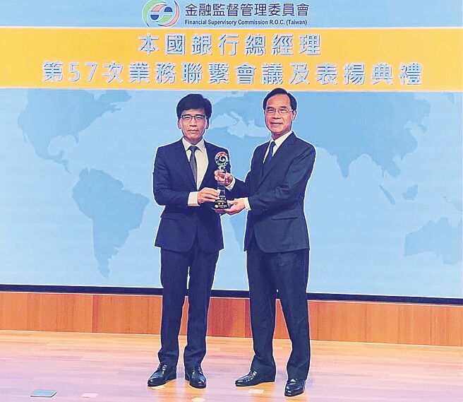 合库银行获金管会颁发「办理六大核心战略产业放款优等银行」奖项肯定，由金管会主委彭金隆（左）颁发奖座予合库银行总经理苏佐政（右）。图／合作金库银行提供