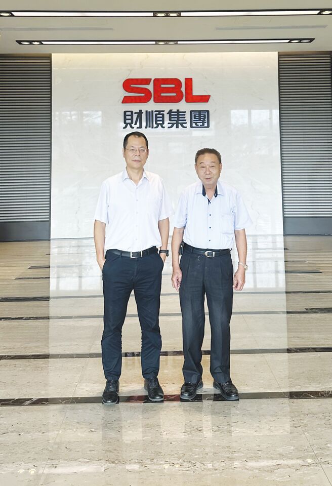 财顺集团董事长江新财（右）、总经理许育哲（左）表示，携手上下游伙伴共同建立环保及有效率生产环境，以实现永续经营目标。图／财顺集团提供