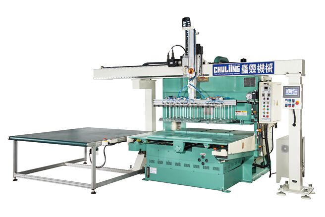 矗霖CSS-806-R裁断成品自动取出机械手臂设备用途广泛，可连续自动取出由裁断机裁切完成后，表面平整的成品，如泡壳、杯盖，其成品井然有序的自动计数排列至自动输送带上，以便包装。图／业者提供