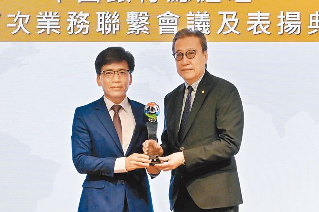 永丰银行力挺中小企业，获金管会三大奖项表扬，由金管会主委彭金隆（左）颁奖给永丰银行资深副总经理田文清（右）。（永丰提供／黄琮渊台北传真）