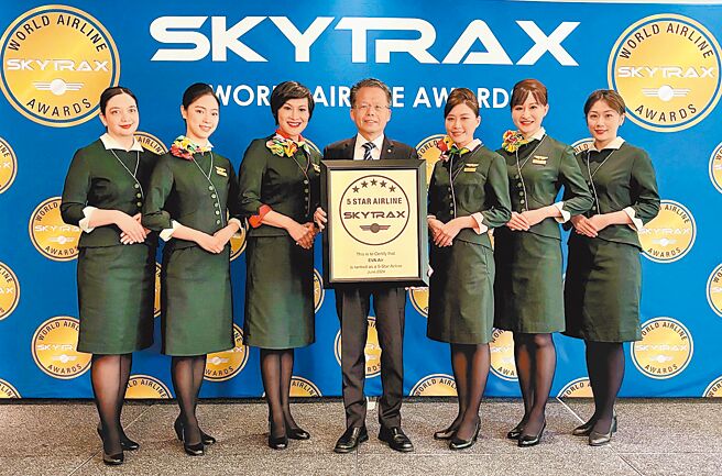 长荣航空连续9年被SKYTRAX评选为五星级航空公司，今年在「全球10大最佳航空公司」中获得第8名，由总经理孙嘉明（中）代表领奖。（长荣航空提供／陈佑诚台北传真）