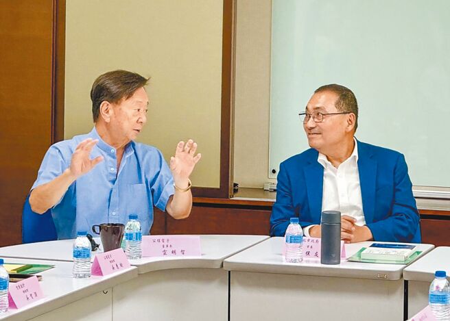 新北市長侯友宜（右）25日前往公信電子拜訪董事長宣明智（左），聚焦新北電動車與智慧科技產業議題交流，希望將新北打造為全台電動車示範基地。（新北市經發局提供／柯毓庭新北傳真）