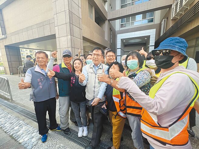 台南市長黃偉哲（前排左四）25日前往去年首例登革熱本土病例且今年也是高風險的仁德區二空新村視察防治工作時，替社區防疫志工加油打氣。（洪榮志攝）