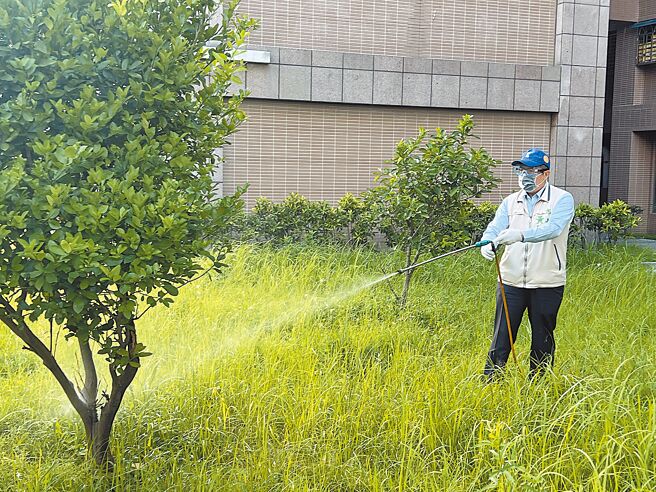 台南市長黃偉哲25日前往去年首例登革熱本土病例且今年也是高風險的仁德區二空新村視察防治工作時，當場示範戶外噴藥作業。（洪榮志攝）