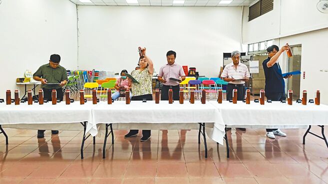 今年各地蜂蜜都歉收，台南也是重灾区，不过市府农业局为推广产业，仍照常举办龙眼蜂蜜评鑑，25日在东山区农会进行复评作业。（台南市政府农业局提供／张毓翎台南传真）