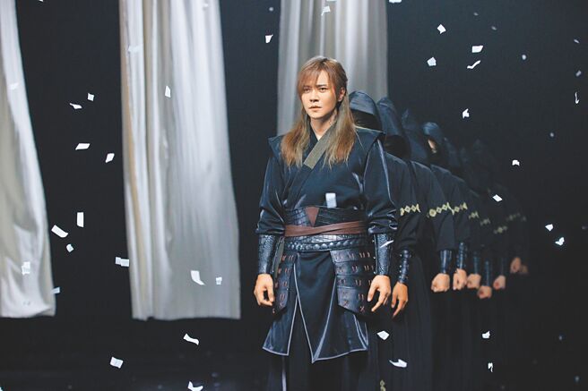 罗志祥以古装造型拍摄新歌〈舞状元〉MV。（华纳音乐提供）