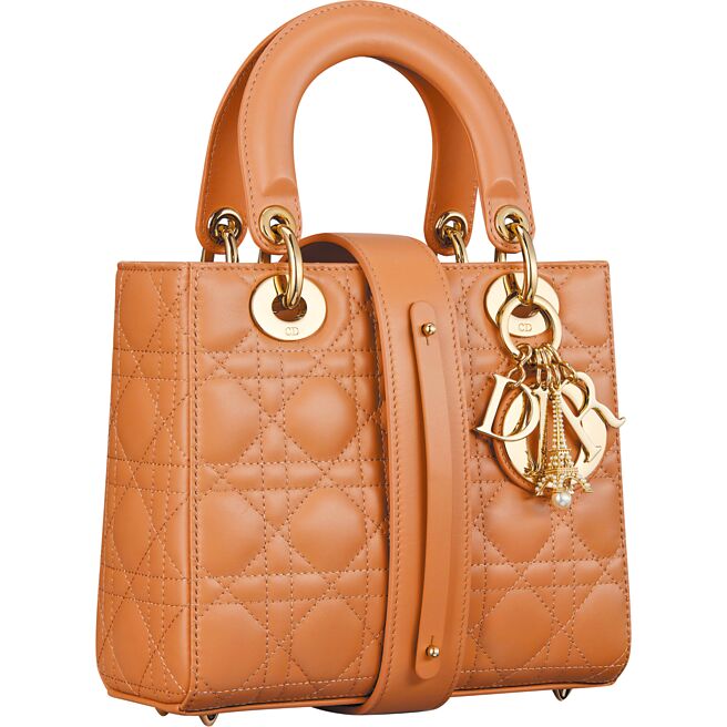 Dior限定販售My ABCDior小型款玫瑰裸色與艾菲爾鐵塔掛飾提包，20萬元。（Dior提供）