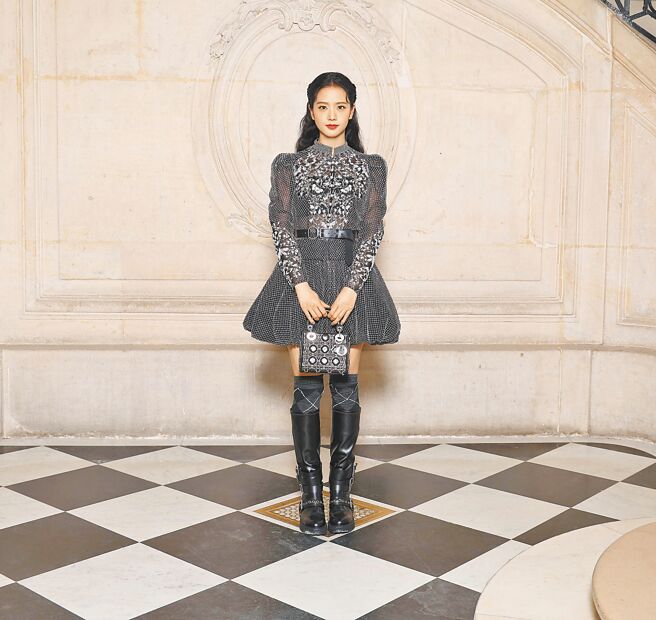 小公主Jisoo出席Dior 2024秋冬高級訂製服大秀，甜美造型讓人看了眼冒愛心。（Dior提供）