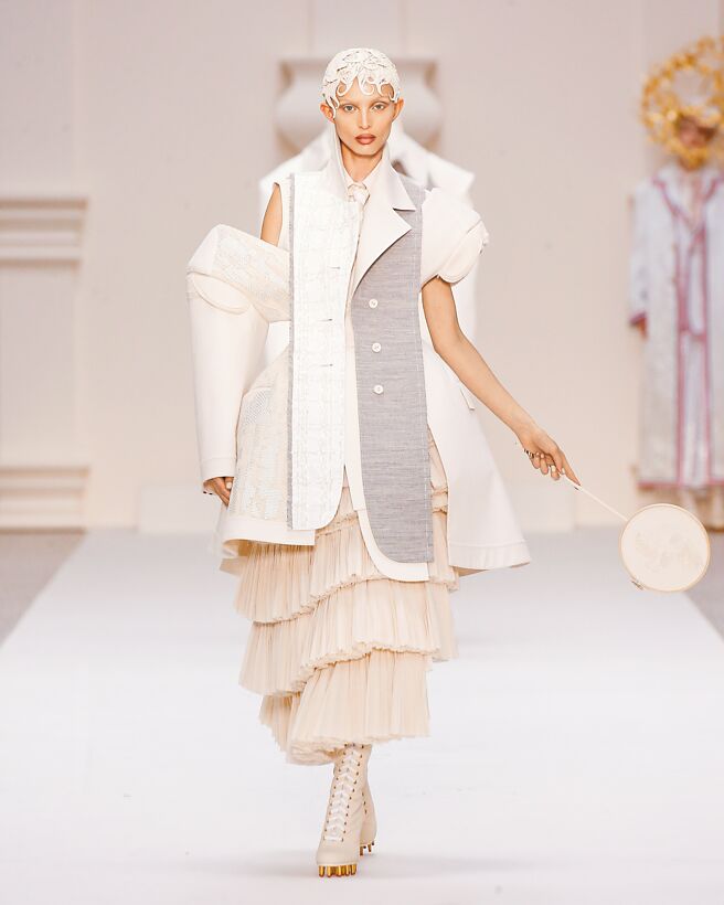 柔美的蛋糕裙，搭配誇張的肩部線條，營造出強烈反差的大秀作品。（Thom Browne提供）
