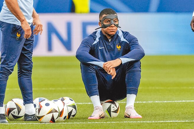 法國「忍者龜」姆巴佩未能參加巴黎奧運，還在歐國盃撞斷鼻子，訓練時得戴面具。（美聯社）